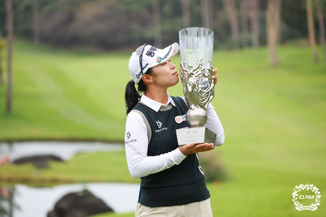 김수지가 6일 경기도 여주시의 블루헤런 골프클럽에서 열린 2024 KLPGA 투어 하이트진로 챔피언십에서 우승한 후 트로피에 키스를 하고 있다. /사진=KLPGA 제공