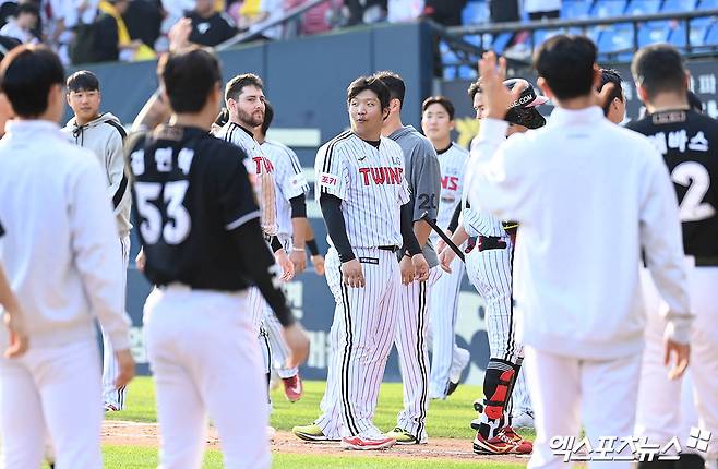 5일 오후 서울 송파구 잠실야구장에서 열린 '2024 신한 SOL Bank KBO 포스트시즌' KT 위즈와 LG 트윈스의 준플레이오프 1차전 경기, KT가 3:2의 스코어로 승리하며 기선제압에 성공, 플레이오프 진출 확률 87.9%를 가져갔다.  경기 종료 후 LG 선수들이 패배에 아쉬워하고 있다. 잠실, 박지영 기자