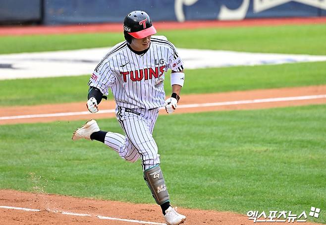 6일 오후 서울 송파구 잠실야구장에서 열린 '2024 신한 SOL Bank KBO 포스트시즌' KT 위즈와 LG 트윈스의 준플레이오프 2차전 경기, 3회말 1사 3루 LG 신민재가 1타점 적시타를 날린 후 기뻐하고 있다. LG는 이날 특유의 발야구가 불을 뿜으면서 홈에서 KT를 7-2로 뒤집기 승리를 챙기고 시리즈 1승1패를 기록했다. 잠실, 김한준 기자