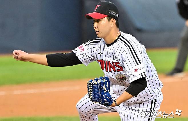 LG 투수 유영찬은 6일 잠실구장에서 열린 '2024 신한 SOL Bank KBO 포스트시즌' KT와 준플레이오프(5전 3승제) 2차전에서 구원 등판했다. 최근 부친상으로 힘든 시기를 보냈던 그는 포스트시즌 첫 등판을 1이닝 무실점으로 잘 마무리했다. 잠실, 김한준 기자