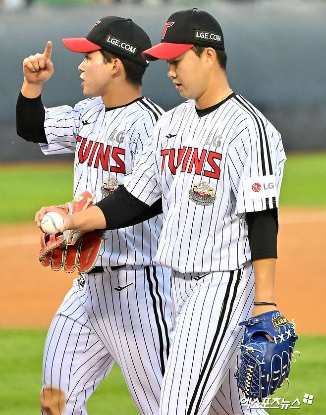 LG 투수 유영찬(오른쪽)은 6일 잠실구장에서 열린 '2024 신한 SOL Bank KBO 포스트시즌' KT와 준플레이오프(5전 3승제) 2차전에서 구원 등판했다. 최근 부친상으로 힘든 시기를 보냈던 그는 포스트시즌 첫 등판을 1이닝 무실점으로 잘 마무리했다. 잠실, 김한준 기자