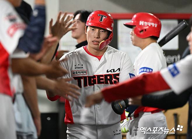 24일 오후 광주기아챔피언스필드에서 열린 '2024 신한 SOL Bank KBO리그' 삼성 라이온즈와 KIA 타이거즈의 경기, 2회말 1사 1,2루 KIA 김호령이 윤도현의 2타점 2루타때 득점에 성공한 후 더그아웃에서 하이파이브를 하고 있다. 엑스포츠뉴스 DB