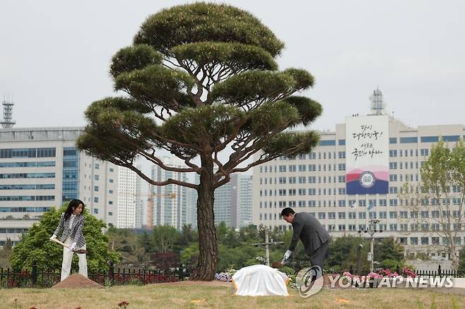 용산어린이정원 개방 기념식수하는 윤석열 대통령 내외 (서울=연합뉴스) 진성철 기자 = 윤석열 대통령과 부인 김건희 여사가 4일 서울 용산 대통령실의 앞마당에 조성된 용산 어린이정원 개방 기념식수를 하고 있다. 2023.5.4 [대통령실 제공. 재판매 및 DB 금지] zjin@yna.co.kr