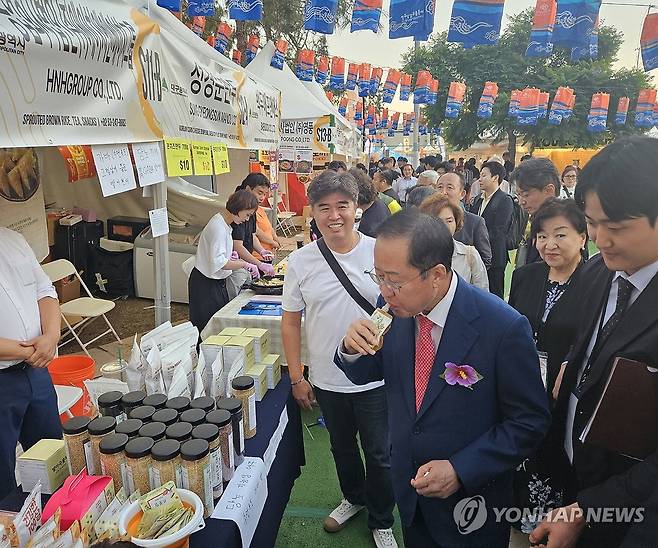 '대구식품 홍보관' 찾은 홍준표 대구시장 (로스앤젤레스=연합뉴스) 이덕기 기자 = 홍준표 대구시장이 27일(현지시간) 미국 로스앤젤레스 한인타운 서울국제공원에서 열린 제51회 한인축제장 내 '대구식품 공동홍보관'을 찾아 지역 식품업체가 출품한 식품을 시식하고 있다. 대구시는 이번 축제에 지역 16개 식품기업들이 참가할 수 있도록 지원하는 등 대미 수출 시장 진출 및 확대를 지원하고 있다. 2024.9.27 duck@yna.co.kr