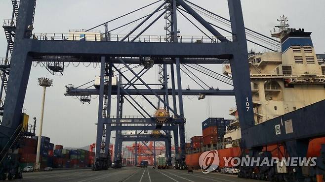 부산항 자성대부두 크레인 [연합뉴스 자료]