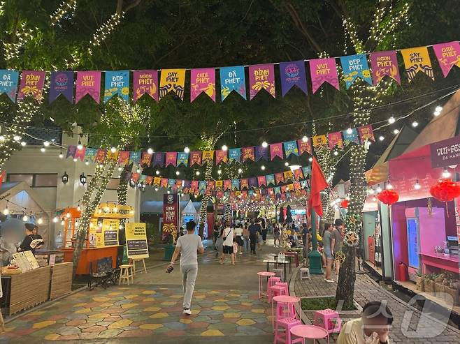 베트남 다낭 '다낭 다운타운'에 펼쳐진 야시장의 모습. ⓒ 뉴스1 김형준 기자