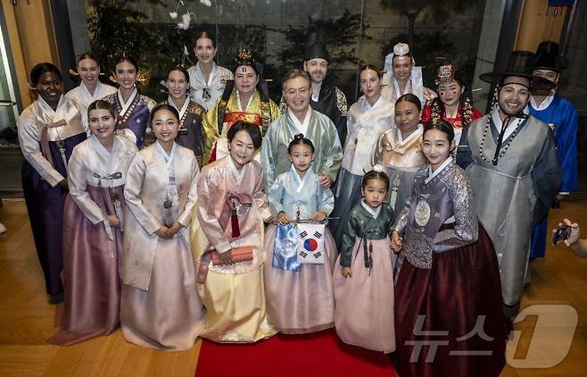 '한복 패션쇼' 참가자들이 기념촬영을 하고 있다.(주유엔 한국대표부 제공)