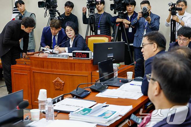 7일 오전 서울 여의도 국회 과학기술정보방송통신위원회에서 열린 방송통신위원회·방송통신사무소·시청자미디어재단·한국방송광고진흥공사 국정감사에서 최민희 위원장이 최형두 국민의힘 간사 발언을 들으며 수석전문위원 등과 대화하고 있다. 2024.10.7/뉴스1 ⓒ News1 안은나 기자