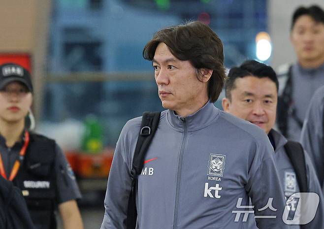 홍명보 대한민국 축구대표팀 감독이 6일 밤 인천국제공항 제1터미널을 통해 요르단으로 출국하고 있다. 2024.10.6/뉴스1 ⓒ News1 장수영 기자