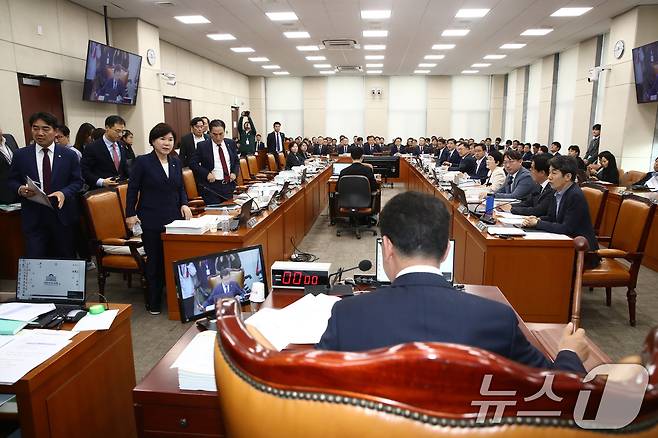 국회 행안위 소속 국민의힘 의원들이 7일 오전 서울 여의도 국회 행정안전위원회 전체회의장에서 열린 행정안전부 등에 대한 국정감사에서 신정훈 위원장이 불출석 사유서를 제출하지 않고 국감 출석을 회피한 '대통령 관저 증축'의혹 증인인 21그램 김태영, 이승만 대표에 대한 동행명령장을 발부하려하자 항의하며 국감장을 나가고 있다. 2024.10.7/뉴스1 ⓒ News1 이광호 기자