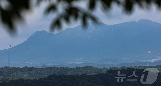 경기 파주시 접경지역에서 바라본 비무장지대(DMZ) 내 남한 대성동 마을 태극기(오른쪽)와 북한 기정동 마을 인공기(왼쪽). 2024.7.24/뉴스1 ⓒ News1 김도우 기자