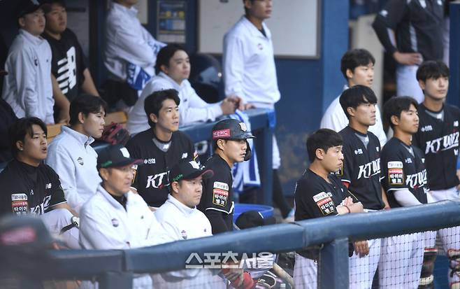 KT 선수들이 6일 잠실구장에서 열린 2024 KBO 준플레이오프 2차전 LG와 경기에서 7회 공격을 지켜보고 있다. 잠실 | 최승섭기자 thunder@sportsseoul.com