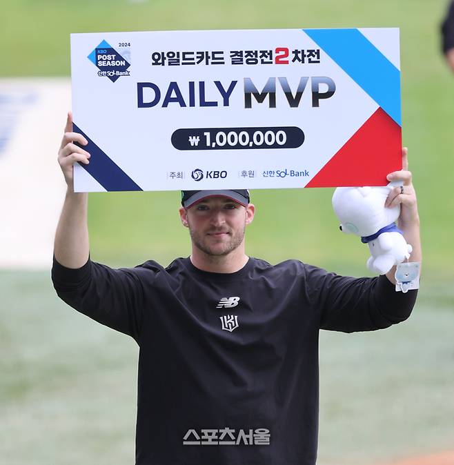 KT 선발투수 벤자민이 3일 잠실야구장에서 열린 2024 KBO 포스트시즌 와일드카드 결정 2차전 두산과 경기 후 데일리 MVP를 수상하고 있다. 잠실 | 최승섭기자 thunder@sportsseoul.com