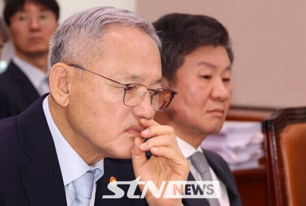 유인촌 문화체육관광부 장관이 지난 9월24일 오전 서울 여의도 국회에서 열린 문화체육관광위원회의 대한축구협회 등에 대한 현안질의에서 의원 질의 자료화면을 보고 있다. 사진┃뉴시스