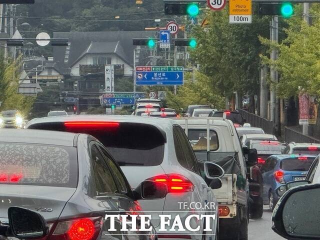 광주 남구 봉선동 제2순환도로 봉선터널 방향에 출근길 차량 정체로 신호를 여러 차례 받고 있다./김남호 기자