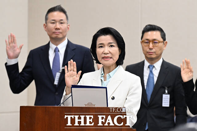 이진숙 방송통신위원장이 7일 서울 여의도 국회에서 열린 과학기술정보방송통신위원회의 방송통신위원회 등에 대한 국정감사에서 출석해 선서하고 있다. /이새롬 기자