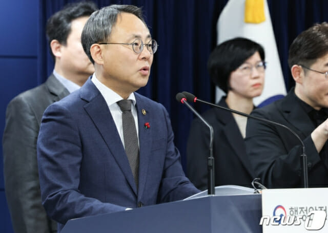 고기동 행정안전부 장관이 31일 서울 종로구 정부서울청사에서 디지털행정서비스 국민신뢰 제고대책 브리핑을 하고 있다.