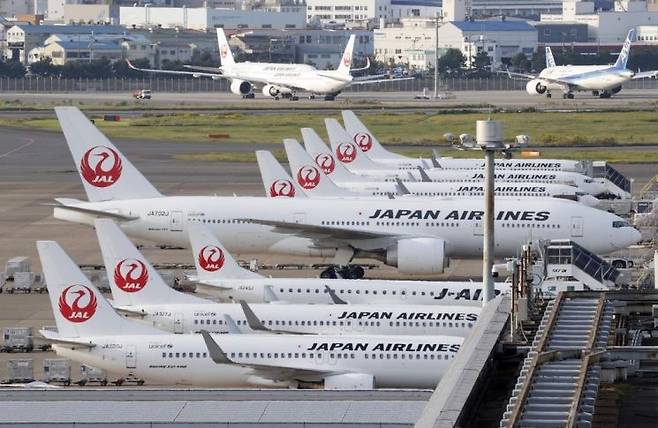 도쿄 하네다공항 주기장에 줄지어 있는 일본항공 여객기. [이미지출처=연합뉴스]