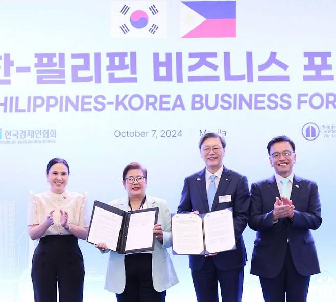 7일 필리핀 마닐라에서 열린 한-필 비즈니스 포럼에서 왼쪽부터 크리스티나 로케 필리핀 통상산업부(DTI) 장관, 유니나 망요 필리핀상공회의소(PCCI) 회장, 김창범 한국경제인협회 부회장, 최상목 대한민국 경제부총리가 기념촬영을 하고 있다. [사진제공=한경협]