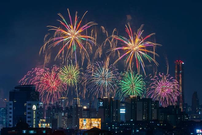 지난 5일 서울 영등포구 여의도한강공원 일대에서 열린 2024 서울세계불꽃축제 현장에서 각양각색의 폭죽이 하늘에서 터지고 있다. 이날 한강 일대엔 107만명 군중이 모였고 별다른 안전사고는 발생하지 않았다. /장련성 기자