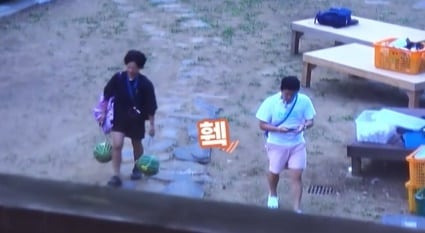 무거운 짐을 들고 가는 작가를 모른척하는 '1박2일' 출연진./KBS