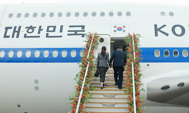 필리핀 국빈 방문을 마친 윤석열 대통령이 7일(현지시각) 오후 필리핀 마닐라 니노이 아키노 국제공항에서 다음 국빈 방문지인 싱가포르로 향하기 위해 전용기인 공군 1호기에 오르고 있다. /연합뉴스