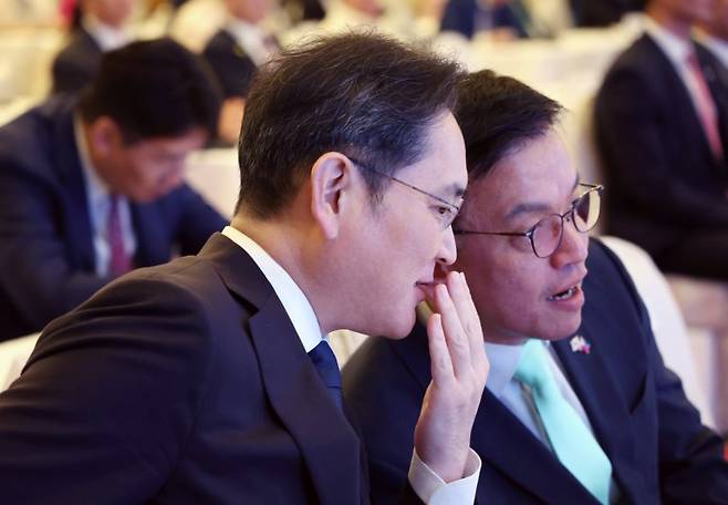 최상목 경제부총리 겸 기획재정부 장관(오른쪽)과 이재용 삼성전자 회장이 7일 오후 필리핀 마닐라의 한 호텔에서 열린 '한·필리핀 비즈니스 포럼'에 참석, 대화하고 있다. 연합뉴스
