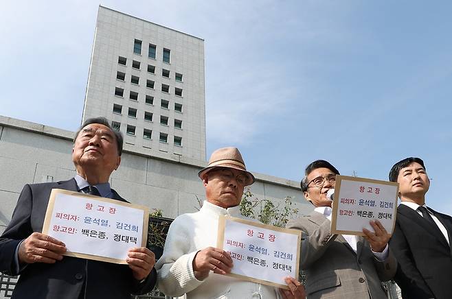 최재영 목사가 7일 오전 서울 서초구 대검찰청 앞에서 윤석열 대통령 부인 김건희 여사의 명품 가방 수수 사건 무혐의 관련 항고장 접수 기자회견을 하고 있다. 연합뉴스