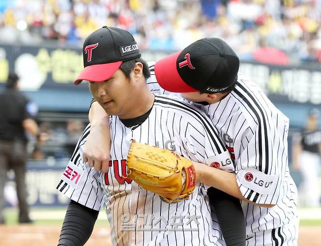 2024 프로야구 KBO 포스트시즌 LG트윈스와 kt위즈의 준플레이오프(준PO) 2차전 경기가 6일 오후 서울 잠실야구장에서 열렸다. 5회초 2사 장성우의 타구를 처리한 3루수 문보경에게 임찬규가 다가가 끌어안고 있다. 잠실=김민규 기자 mgkim1@edaily.co.kr