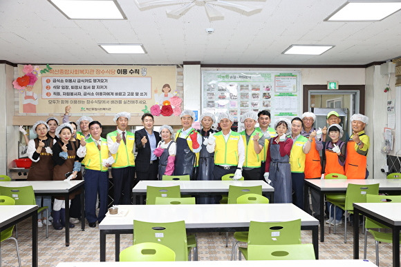 간담회를 마친 포항시의회 의장단 및 각 상임위원장들이 학산종합사회복지관 무료급식소인 장수식당을 방문해 점심 배식 봉사활동을 하고 있다. [사진=포항시의회]