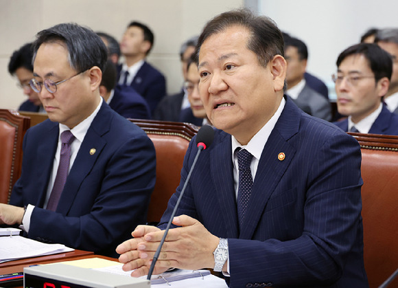 이상민 행정안전부 장관이 7일 오후 서울 여의도 국회에서 열린 행정안전위원회의 행정안전부 등에 대한 국정감사에서 인사말을 하고 있다. 2024.10.07. [사진=뉴시스]