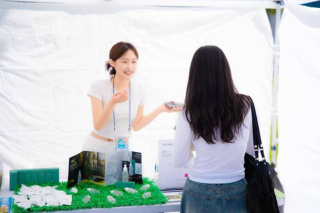 김나래 우트 대표가 동국대학교 창업교육센터에서 진행한 스타트업 아뜰리에 행사에서 제품을 소개했다 / 출처=우트