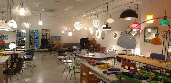 빈티지 조명과 소품들로 채워졌지만, 오히려 현대적인 느낌이 나는 쇼룸 내부. [사진 정춘목]