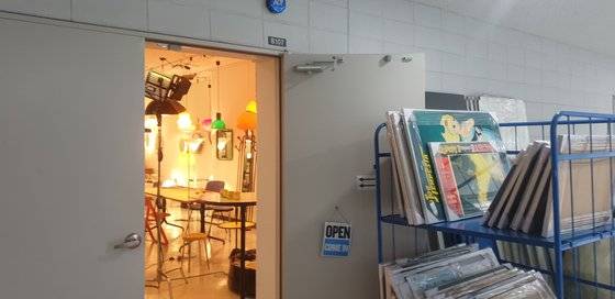 사무엘 스몰즈 쇼룸 입구. 외관으로 보면 여느 창고와 크게 다르지 않다. [사진 정춘목]