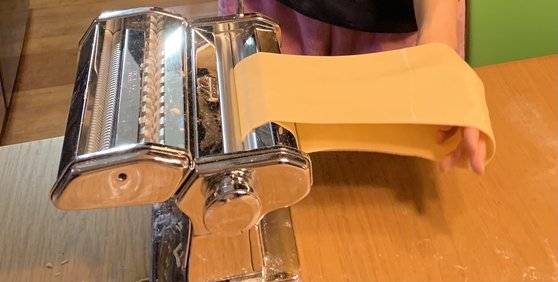 제면기를 사용해 면을 만드는 모습. 계란 노른자와 카푸토 밀가루만 있으면 이탈리아 레스토랑 부럽지 않은 면이 금방 탄생한다.