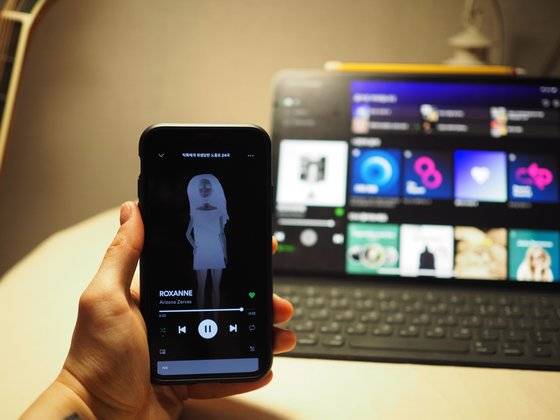 스포티파이에 만들어 놓은 나만의 플레이리스트로 음악을 듣는 중이다. [사진 김종훈]