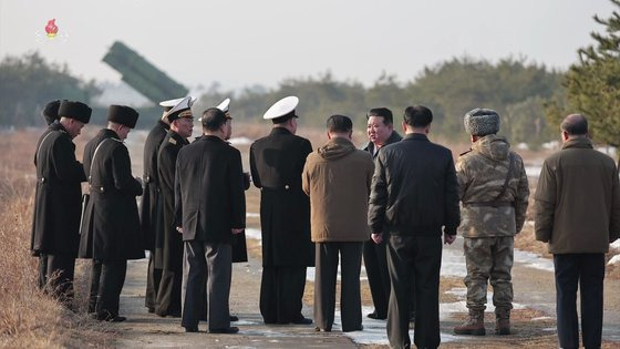 김정은 북한 국무위원장이 지난 2월 14일 해군에 신형 지상대해상 미사일 '바다수리-6형' 검수 사격 시험을 지도하는 모습. 조선중앙TV는 김정은이 이 자리에서 연평도와 백령도 북쪽 국경선 수역에서의 군사적 대비태세 강화에 대한 중요지시를 내렸다고 전했다. 조선중앙TV 캡처, 연합뉴스