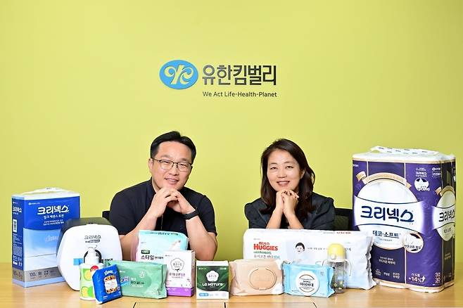 이승필 유한킴벌리 환경경영팀장(왼쪽), 전양숙 ESG&커뮤니케이션 본부장(오른쪽)이 유한킴벌리 대표 지속가능 제품들과 함께 포즈를 취하고 있다. 사진=서범세 기자