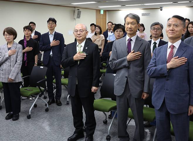 안창호 신임 국가인권위원장이 지난달 9일 오전 서울 중구 국가인권위원회에서 열린 인권위원장 취임식에서 참석자들과 국기에 대한 경례를 하고 있다. 연합뉴스