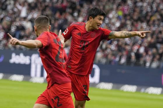 Bayern Munich defender Kim Min-jae, right, celebrates during a Bundesliga match against Eintracht Frankfurt in Frankfurt, Germany on Sunday. [AP/YONHAP]