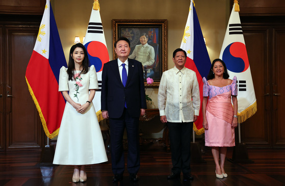 Korean President Yoon Suk Yeol, second from left, and his wife, Kim Keon Hee, pose with their counterparts, Ferdinand Marcos Jr. and Liza Araneta Marcos, prior to their luncheon at Malacanang Palace in Manila on Monday. [JOINT PRESS CORPS]