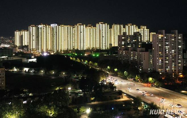 '방이동 올림픽공원에서 바라본 올림픽파크포레온 야경'5일 점등식은 일몰 이후 약 2시간가량 진행했다. 1단지부터 4단지까지 4개 단지에 순차적으로 불이 들어왔다. 올림픽공원에서 만난 한 조합원은 “그 동안 여러 가지 난관이 많았다. 새집을 기다리다 어느새 나이가 70세에 가까웠다. 점등식까지 보러 오니까 격세지감”이라며 “하루라도 빨리 입주하고 싶다”고 전했다.