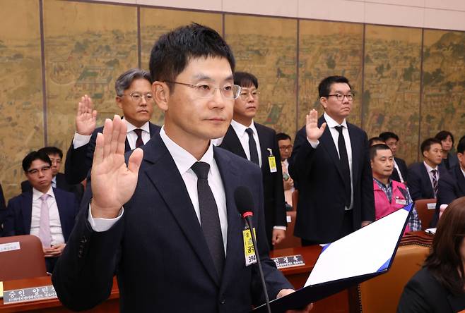 7일 오후 열린 국회 문화체육관광위원회의 문화체육관광부 국정감사에 장철혁 에스엠엔터테인먼트 대표이사(사진 뒷줄 왼쪽부터), 양민석 와이지엔터테인먼트 대표이사, 정욱 제이와이피엔터테인먼트 대표이사, 최준원 위버스컴퍼니 대표가 증인 선서를 하고 있다. 연합뉴스