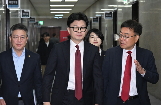 한동훈 국민의힘 대표가 7일 국회에서 열린 최고위원회의에 참석하고있다. 이병주 기자