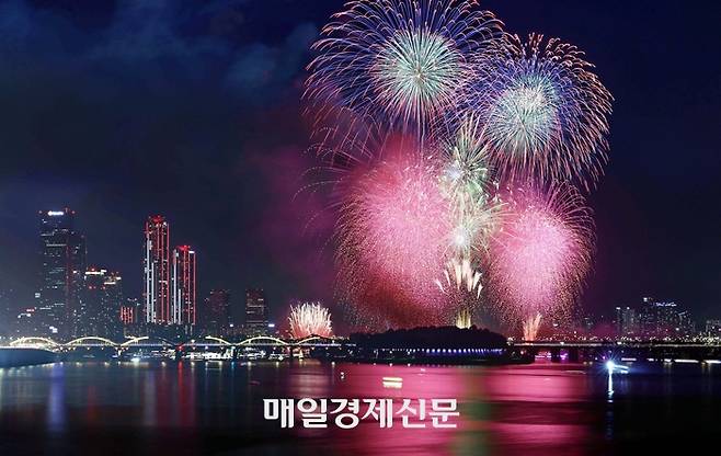 서울 여의도 일대에서 5일 열린 ‘한화와 함께하는 서울세계불꽃축제 2024’에서 대형 불꽃이 가을밤을 수놓고 있다.  김호영기자