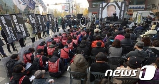 서울 중구 대한문 앞에서 입주민들의 언어폭력 등에 시달리다 분신, 사망한 아파트 경비원 고 이모 씨(53)의 민주노동자장이 열리고 있다. /사진=뉴스1