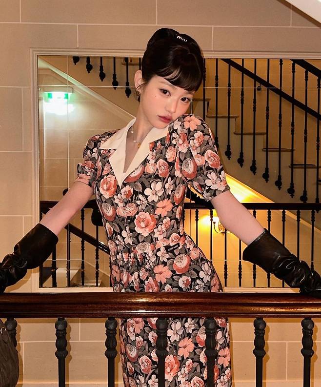 걸그룹 아이비 멤버 장원영이 러블리 매력을 뽐냈다. 사진은 장원영이 프랑스 파리에서 찍은 일상의 모습. /사진=장원영 인스타그램