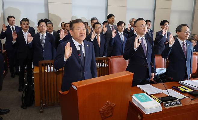 7일 오전 열린 서울 여의도 국회 행정안전위원회의 행정안전부, 인사혁신처, 한국지능정보사회진흥원 등의 국정감사에서 이상민 행정안전부 장관이 선서하고 있다. 연합뉴스