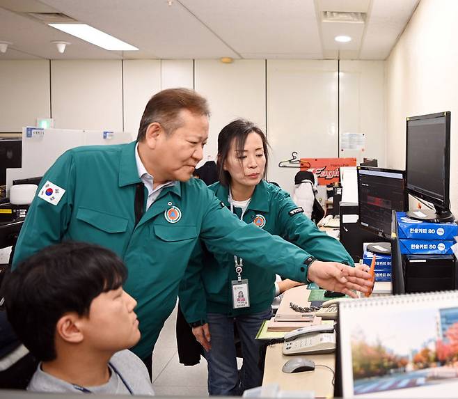 [서울=뉴시스] 김진아 기자 = 이상민 행정안전부 장관이 지난해 11월19일 오전 대전 국가정보자원관리원을 방문해 정부 행정 전산망 오류 사태 복구 상황을 점검하고 있다. (사진=행정안전부 제공) 2023.11.19. photo@newsis.com *재판매 및 DB 금지