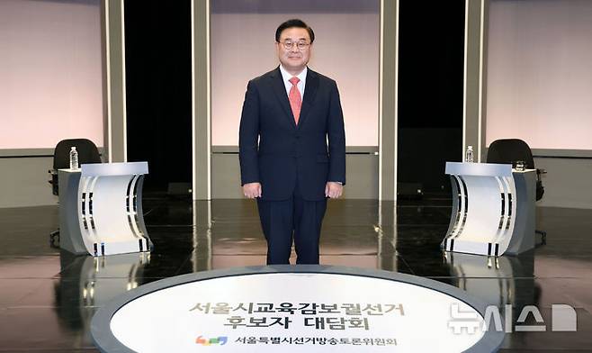 [서울=뉴시스] 홍효식 기자 = 조전혁 서울시교육감 후보가 지난 6일 오후 서울 영등포구 KBS 본관에서 열린 서울시교육감보궐선거 후보자 대담회에 앞서 포즈를 취하고 있다. 2024.10.06. yesphoto@newsis.com